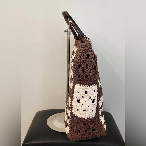 Medium sized brown and white handmade handbag with wooden handles. - Picture 2 of 4